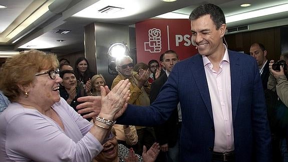 Pedro Sánchez saluda a su llegada al encuentro que ha mantenido en Vigo con colectivos ciudadanos. 