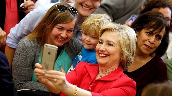 Hillary Clinton se hace un 'selfie' con sus partidarios en Lexington (Kentucky). 