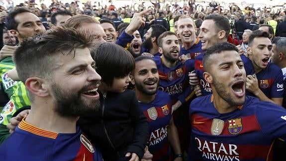 Piqué celebra la última Liga junto a su hijo, Milan, y compañeros del Barça.