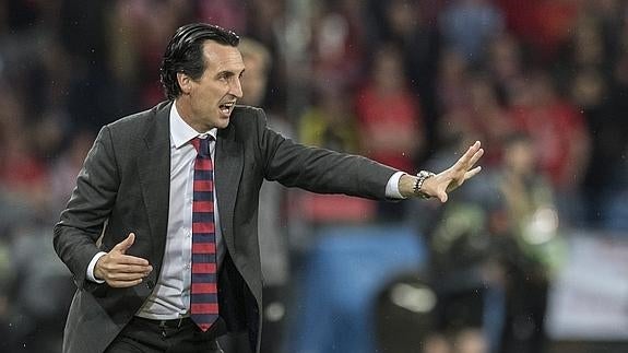 Unai Emery. dando instrucciones a sus jugadores. 