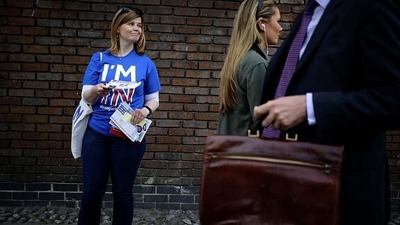 Una mujer hace campaña para permanecer dentro de la UE.