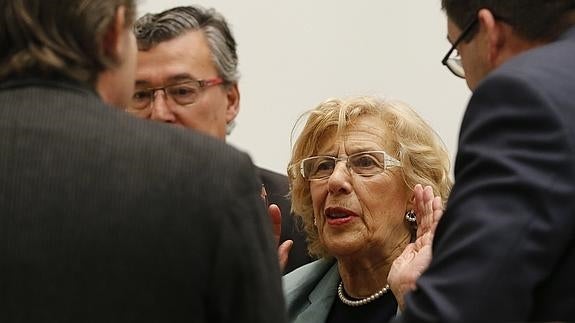 La alcaldesa de Madrid, Manuela Carmena, antes del pleno del Ayuntamiento de Madrid.