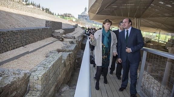 Pilar Barreiro y Pedro Antonio Sánchez, durante una visita al Foro Romano en 2015. 