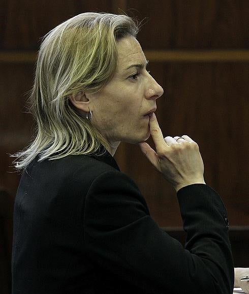 Marta Domínguez atiende en el Senado. 