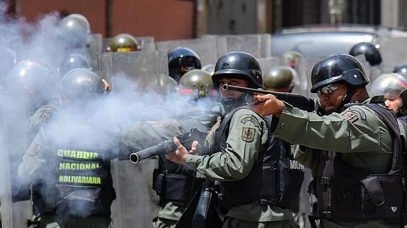 La políca venezolana lanza gas lacrimógeno a los manifestantes.