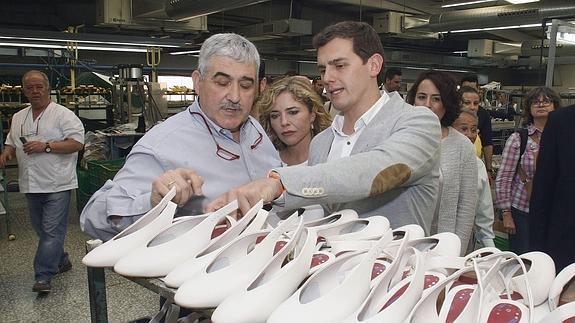 Albert Rivera (d), durante su visita a la fábrica de zapatos 'Newkers', en Elche.