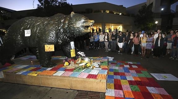 Estudiantes, en una vigilia por el profesor asesinado.