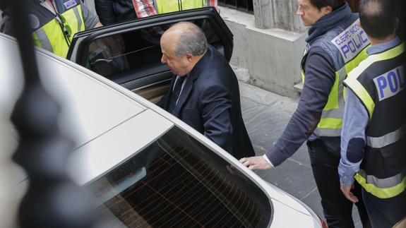 El exalcalde de Granada, José Torres Hurtado, tras el registro de su despacho. 