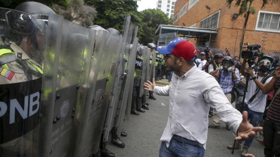 Agentes de Policía venezolanos ante un manifestante opositor.