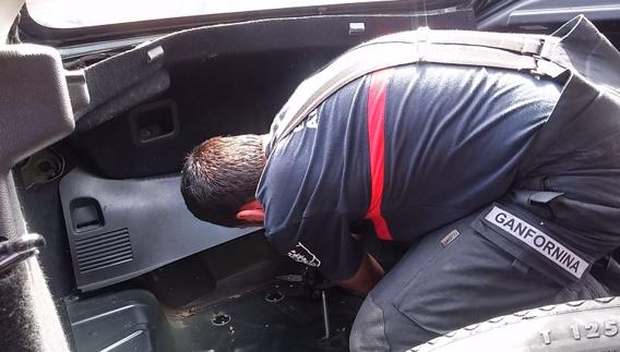 Un bombero desmonta el maletero del vehículo.