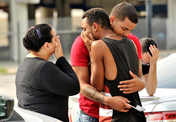 Familiares de las víctimas lloran a las puertas del club.