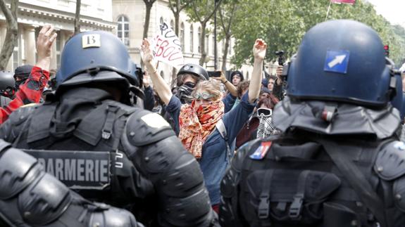 Encapuchados se enfrentan a las fuerzas de seguridad. 