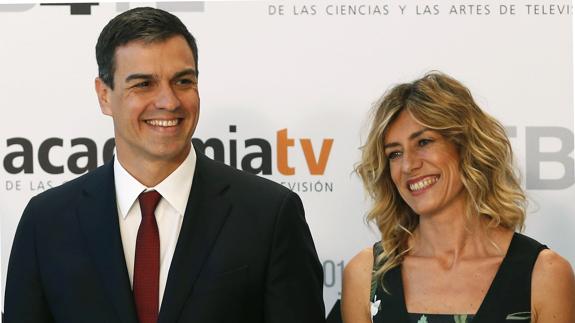 Pedro Sánchez junto a su esposa.