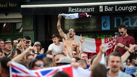 Hinchas británicos gritan en Lille. 