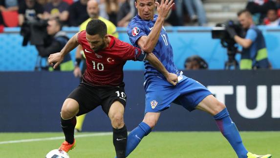 Arda Turan, durante un partido con su selección. 