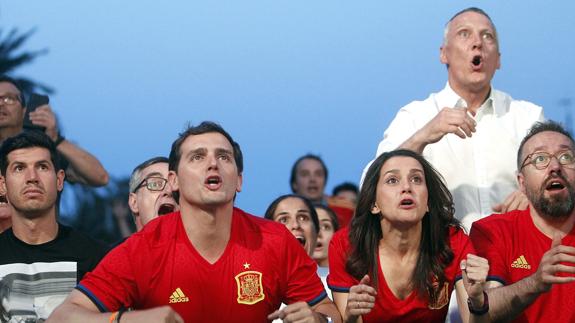 El candidato de Ciudadanos a la presidencia del Gobierno, Albert Rivera (3d), junto a Inés Arrimadas (2d) y Juan Carlos Girauta (d).