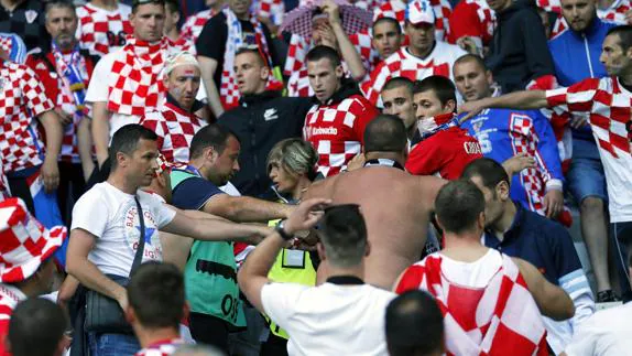 Los aficionados croatas durante el partido.