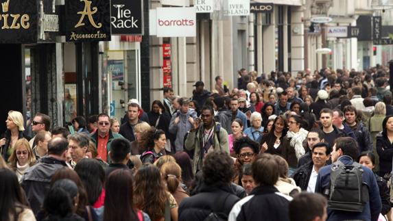 Cientos de personas en Oxford Street, en el centro de Londres.