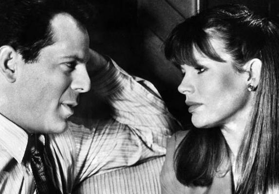 Bruce Willis y Kim Basinger, en un fotograma de la película 'Cita a ciegas'.