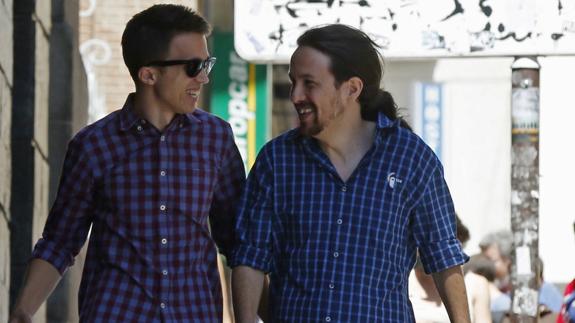 Pablo Iglesias(d), secretario general de Podemos, e Iñigo Errejón (i).