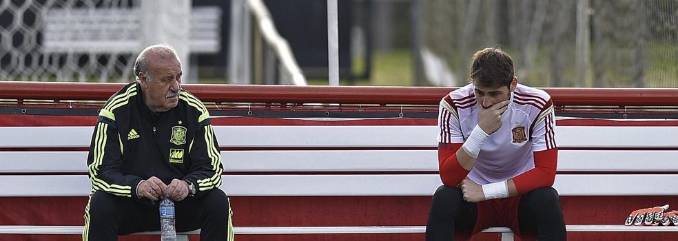 Iker Casillas y Del Bosque, en el partido ante Italia. 