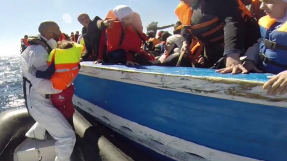 La Guardia Costera italiana, durante el rescate de inmigrantes sirios en el Mediterráneo. 