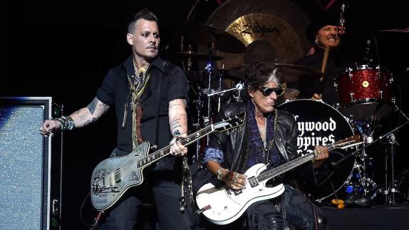 La banda Hollywood Vampires formada por el actor Johnny Depp (i), Joe Perry (c), y Alice Cooper (d).