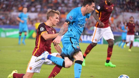 Digne (i) persigue a Messi. 