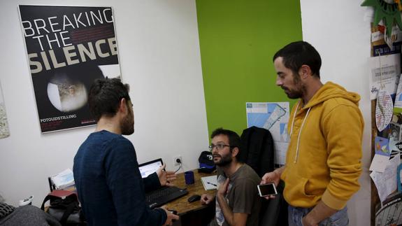 Trabajadores de una ONG en Tel Aviv.