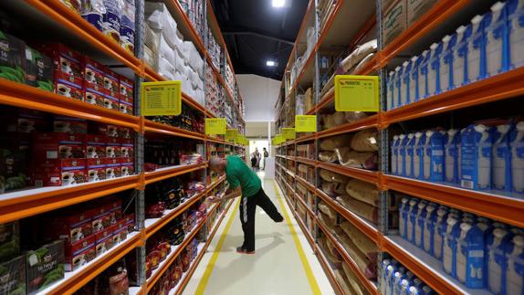 Un hombre mira los productos en uno de los pasillos de la tienda Zona+.