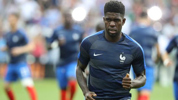 Umtiti, en un calentamiento con la selección francesa. 