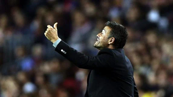 El entrenador del FC Barcelona Luis Enrique da instrucciones a sus jugadores. 