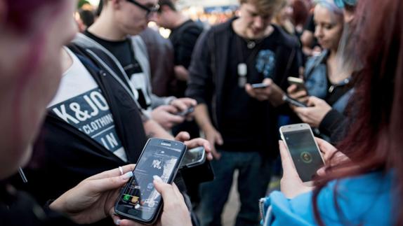 Un grupo de jóvenes jugando a Pokémon Go.