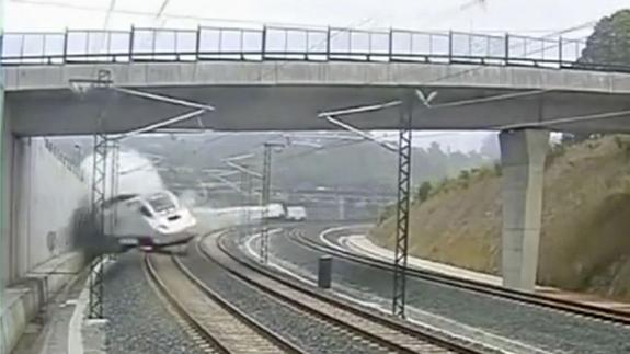 Imagen del vídeo grabado por una cámara de seguridad en el momento del descarrilamiento del tren Alvia.