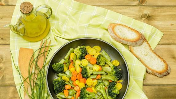 Cortar las verduras en trozos grandes, echarlas en el aguay aprovechar el líquido de cocción.