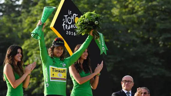 Peter Sagan celebra el maillot verde en el Tour.