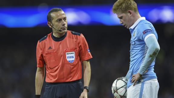 El arbitro turco, Cuneyt Cakir (i), durante un partido de Copa de Europa. 