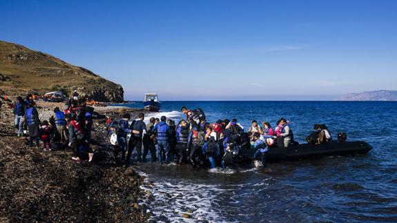 Varios refugiados, a su llegada a Lesbos.