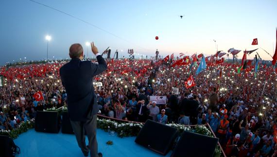 Erdogan se dirige a la multitud congregada en Estambul.