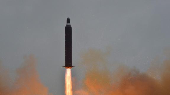 Misil balístico estratégico tierra a tierra Hwasong-10 durante su lanzamiento en Corea del Norte.