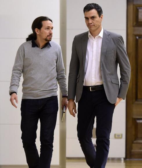 Pablo Iglesias y Pedro Sánchez, antes de reunirse en el Congreso el pasado 5 de febrero.