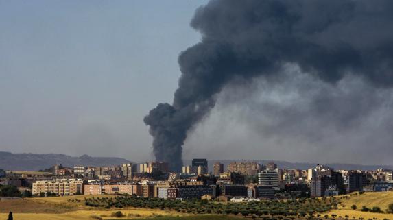 Una gran columna de humo aparece sobre el municipio de Chiloeches (Guadalajara). 