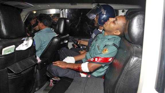 Un agente herido durante el atentado en Dacca. 
