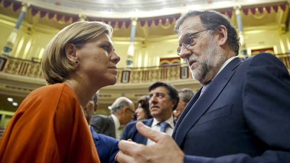 Mariano Rajoy habla con María Dolores de Cospedal. 