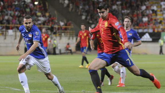 El delantero de la selección española, Álvaro Morata (d).