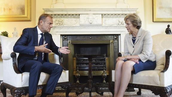 El presidente del Consejo Europeo, Donald Tusk, y la Primera Ministra británica, Theresa May.