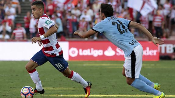 Pereira (i), se lleva el balón ante Pedro León. 