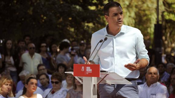 Pedro Sánchez en un acto de campaña en Vitoria.