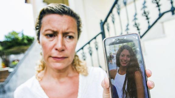 La madre de Diana Quer mostrando una fotografía de la hija.