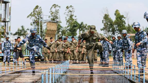 Militares chinos y rusos participan en las maniobras. 